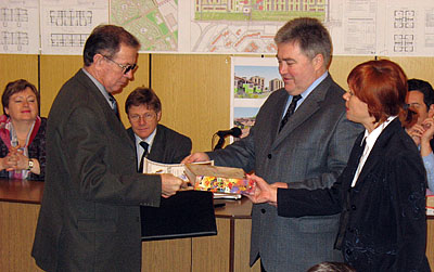 Директор СМУП «Автотранспортное» Е. Нагорный (слева) также получил благодарность. (Фото Натальи Козарезовой)