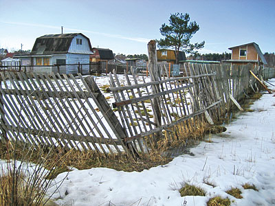 Огороды в Липово. Забор покосился, но есть силы и желание все это поднять. (Фото Юрия Шестернина)