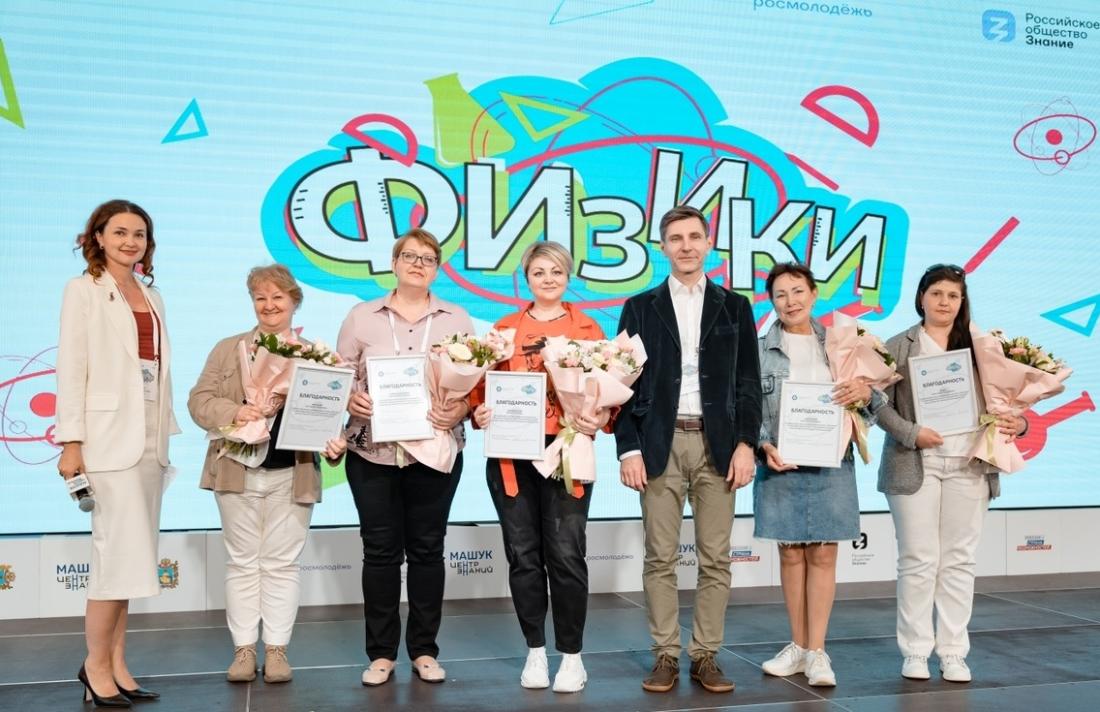 На снимке Ольга Карпова — вторая справа.  Фото: Росэнергоатом / ВК