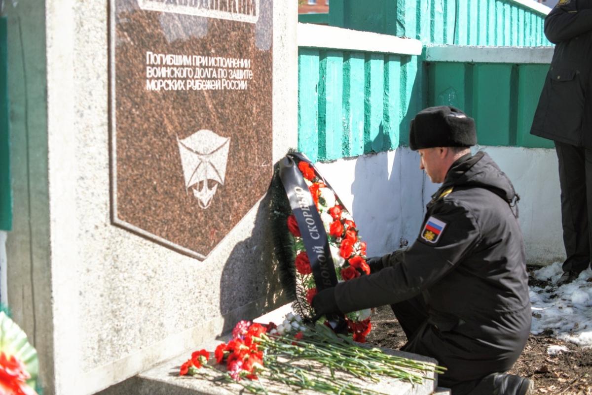 Последнее погружение. В Сосновом Бору почтили память погибших подводников