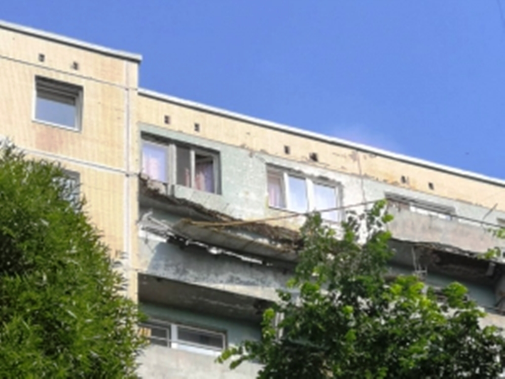 В Ленобласти с верхних этажей жилой 9-этажки обрушились два балкона