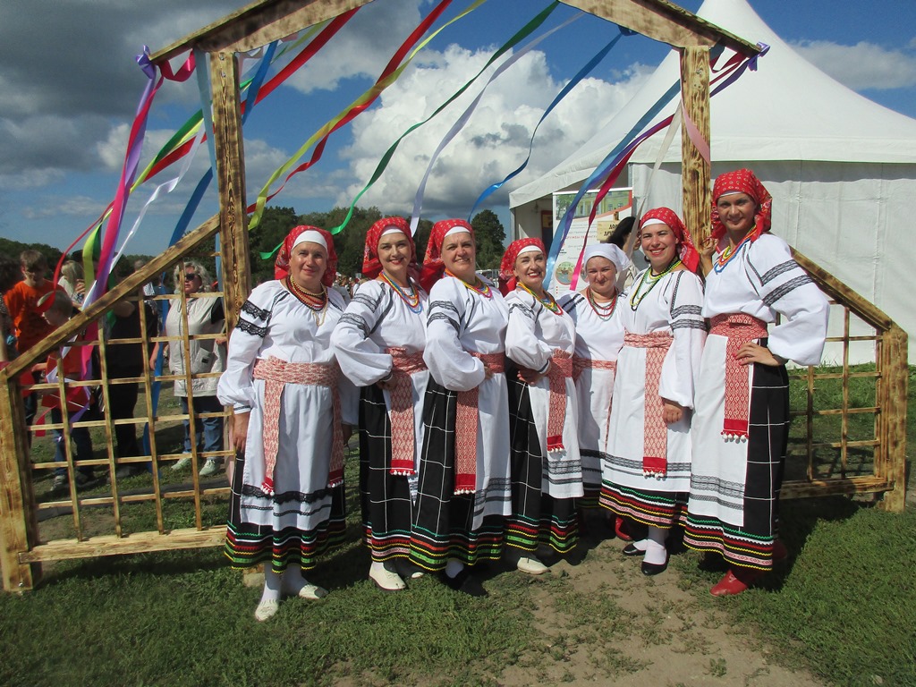 Все народы - в общей кадрили. В Копорье прошел IX этнокультурный фестиваль  Ленобласти 