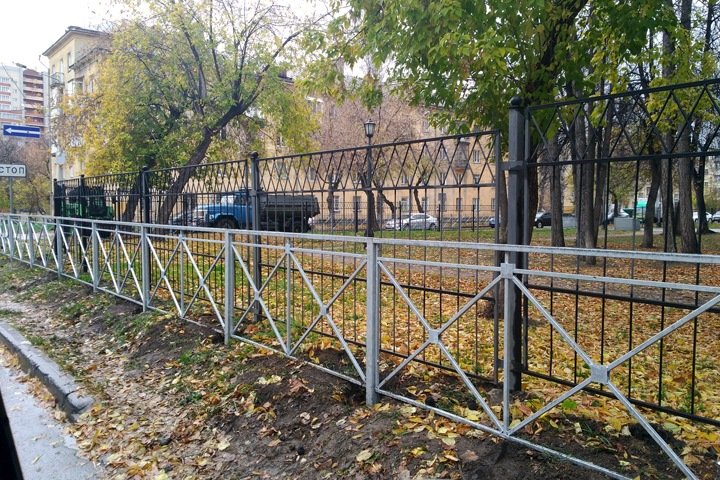 В Новосибирске рабочие установили забор, ограждающий забор