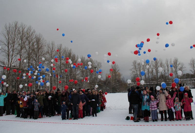 Жители Ленобласти запустили в небо тысячи шаров цветов российского флага