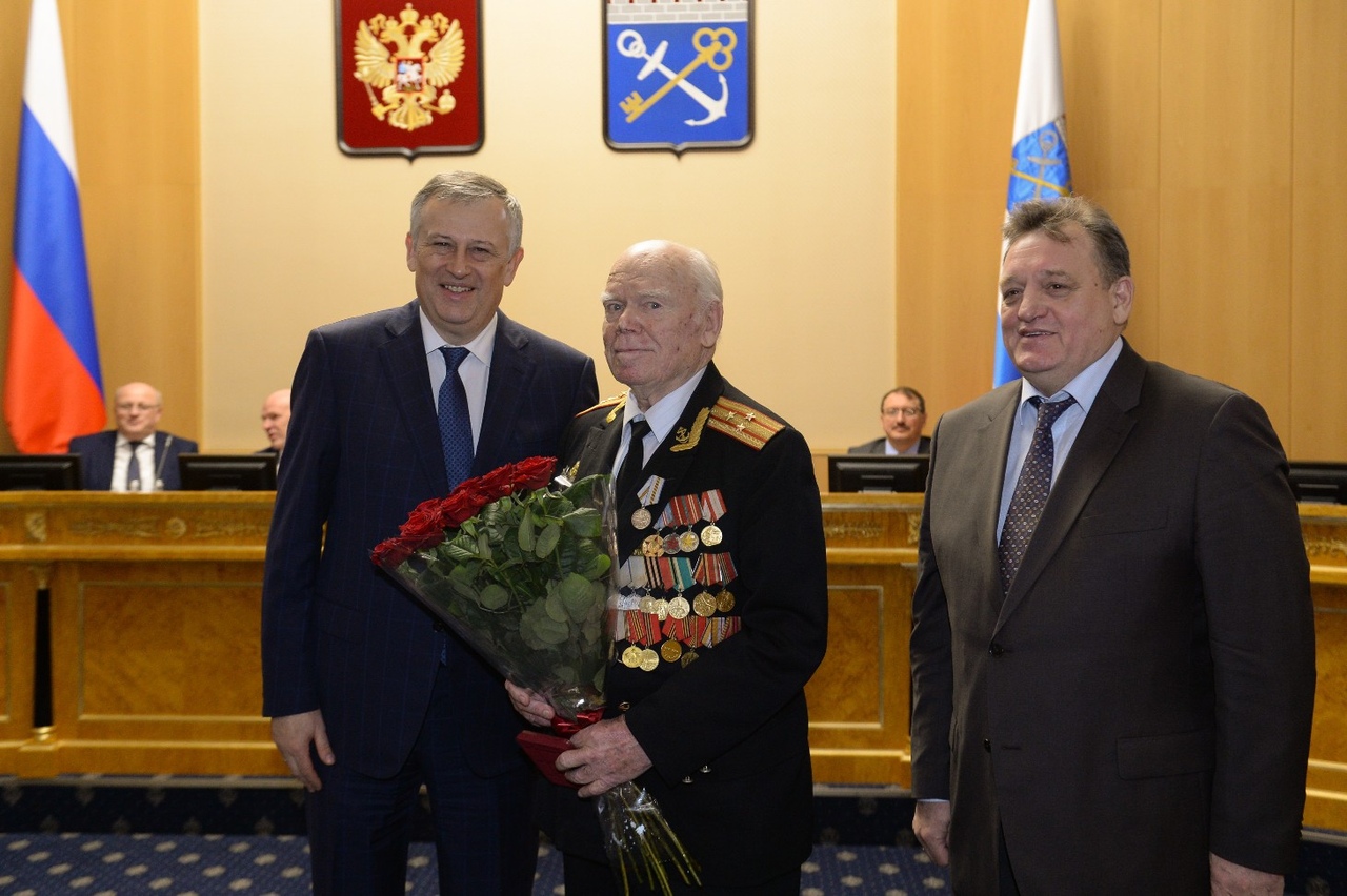 Сосновоборскому ветерану вручили памятную награду в честь 75-летия Победы