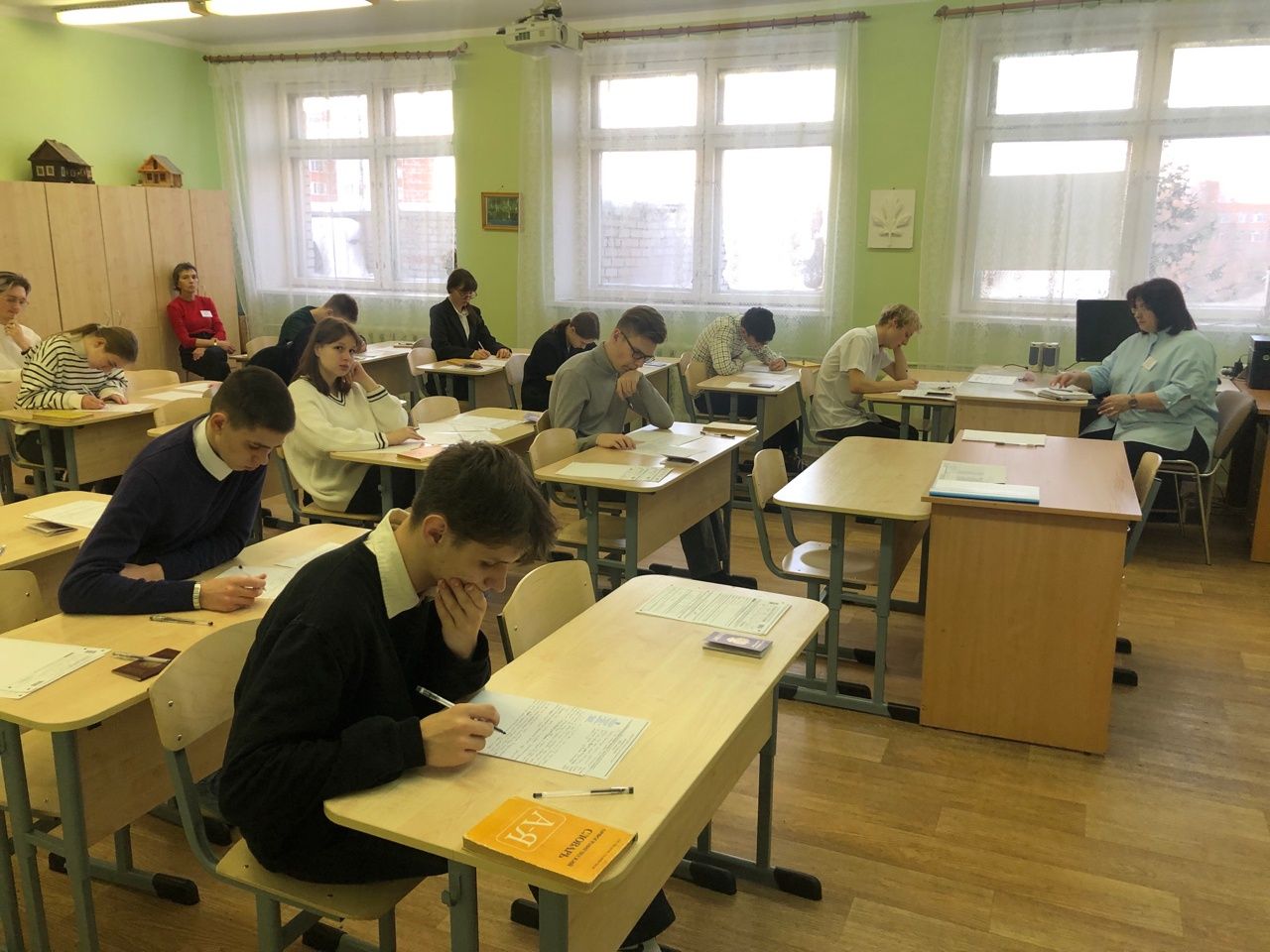 Сосновоборские одиннадцатиклассники написали итоговое сочинение (изложение)