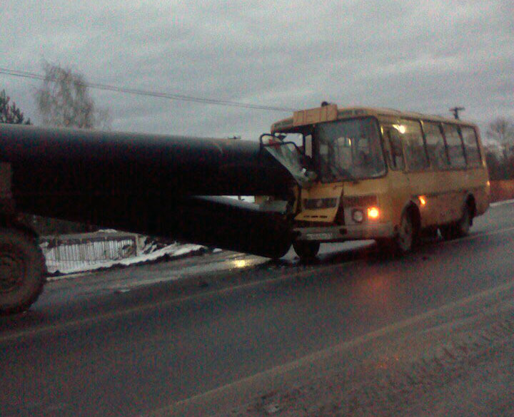 Под Великим Новгородом с грузовика упала труба в автобус со школьниками