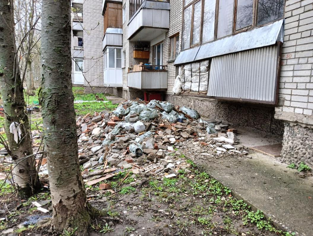 Почему кучу строительного мусора под окнами многоквартирного дома не могут убрать почти 4 месяца, и кто должен это сделать