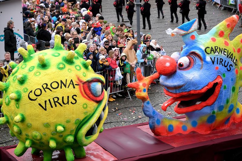 Миру угрожает новый тип коронавируса  "Карнавал-вирус" на параде в Дюссельдорфе, Германия. Фото: EPA-EFE/SASCHA STEINBACH