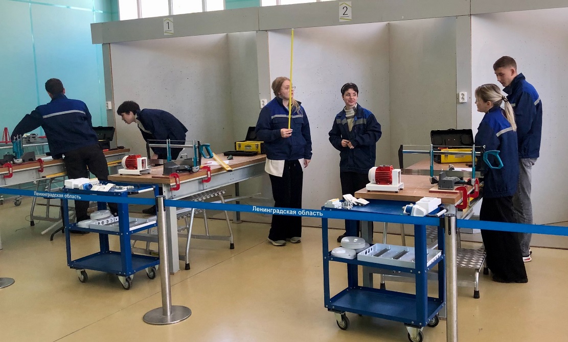 Вожатые и электромонтеры. Старшеклассники школы № 2 получают первые свидетельства о профессиональной подготовке