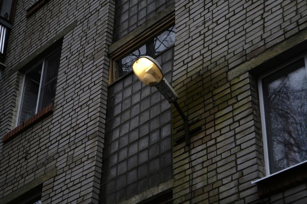 Почему после ремонта фасадных светильников в  дворах Соснового Бора стало еще темнее