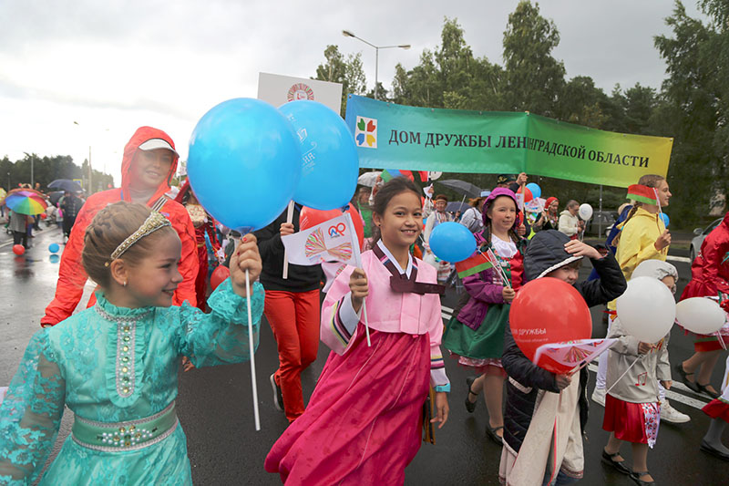 Праздничное шествие по улице Солнечной открыла красочная делегация областного Дома дружбы (фото: Юрий Шестернин)