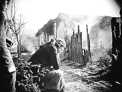 Великая Отечественная... За годы войны фашисты уничтожили 1710 советских городов и более 70 тысяч сел и деревень (Фото Г. Хамзор, Краснодар, 1943)