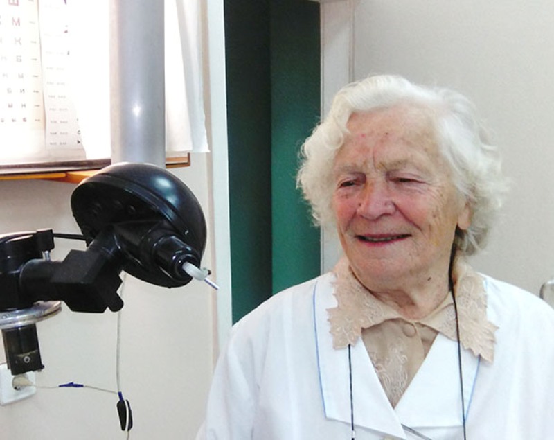Старейшему врачу-офтальмологу Соснового Бора Марии Дудник - 90 лет