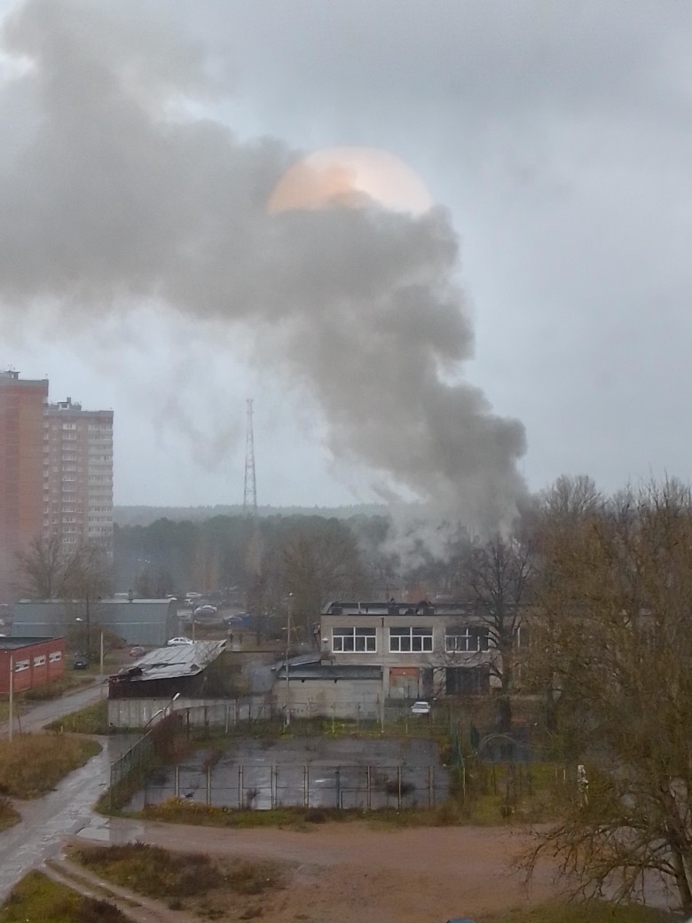 Видео: В Сосновом Бору рядом с Советской, 15 горел сарай