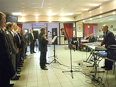 В коллективе поют и работники ЛАЭС, и студенты (Фото Натальи Козарезовой)