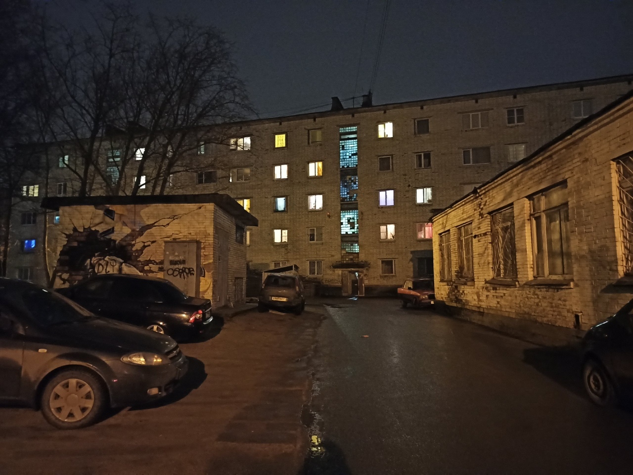 На улице Соснового Бора просьба о сигаретах завершилась поножовщиной. Разыскиваются очевидцы