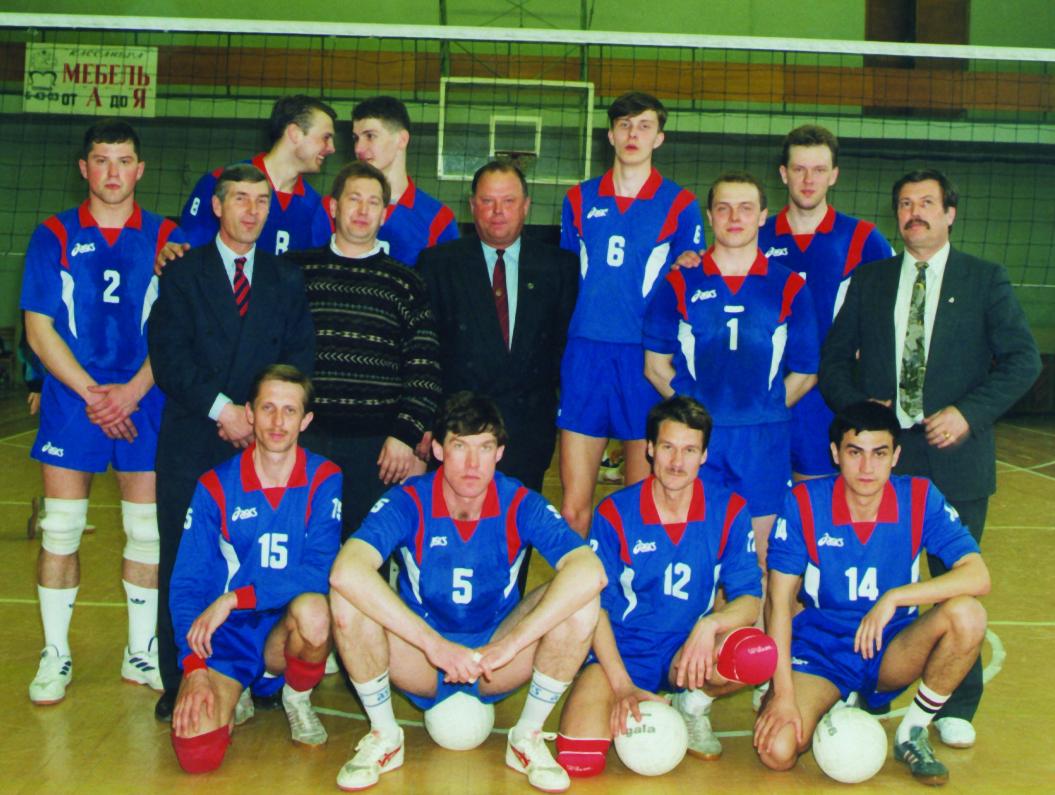 Александр Красовский (второй слева в среднем ряду) и его команда «Нейтрон», 1996 г. (фото из архива автора)