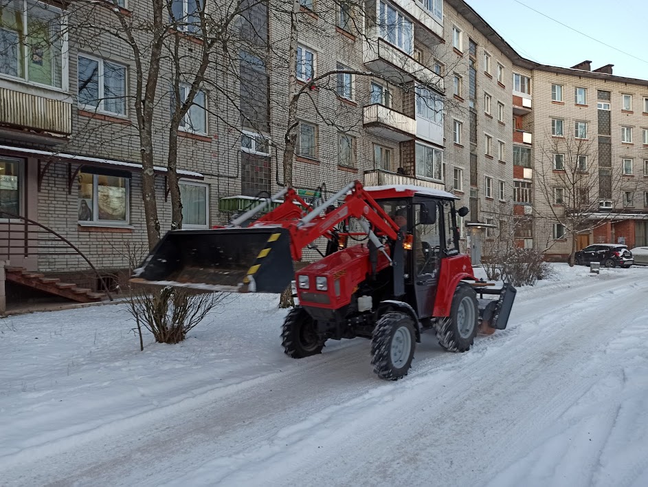 Дорожные службы продолжают чистить Сосновый Бор после ночного снегопада