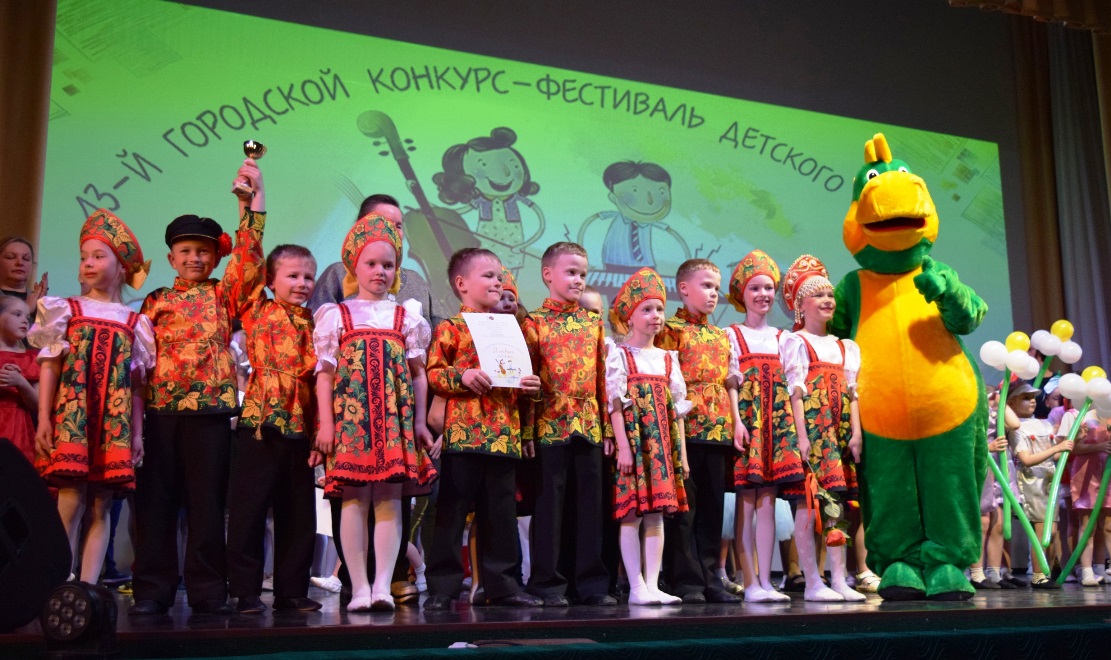 В сосновоборском ДК «Строитель» прошел конкурс-фестиваль «Первые шаги», посвященный Году семьи