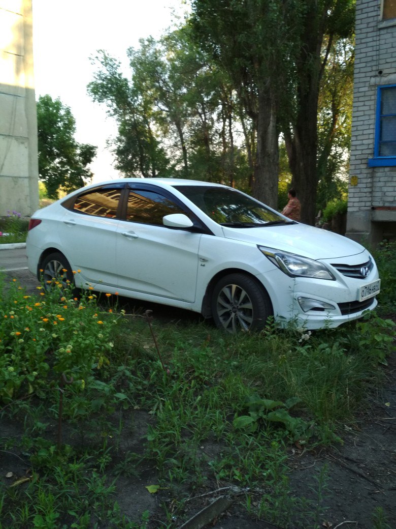 Белый «Солярис» уехал с парковки ЛАЭС в Сосновом Бору без хозяина