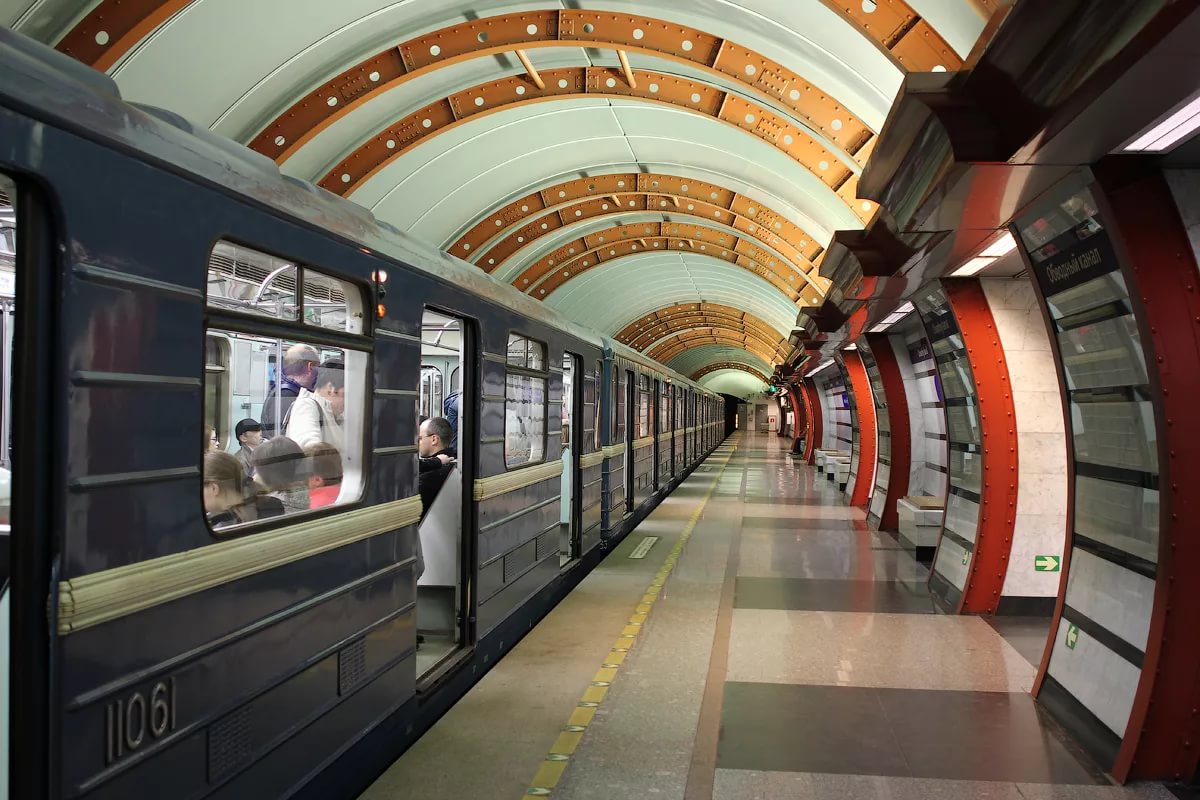 Работу петербургского метро тормозят подозрительные находки и технические неисправности