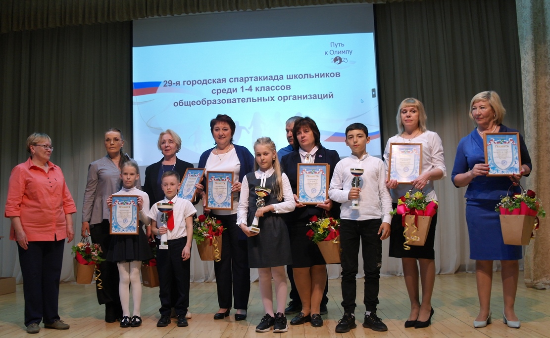Путь к Олимпу: в  Сосновом Бору поздравили победителей соревнований школьников