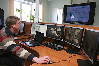 На пяти мониторах отображается информация с 21 видеокамеры (Фото Юрия Шестернина)