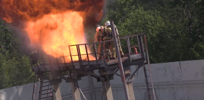 Сосновоборские пожарные стали лучшими на региональных соревнованиях спасателей