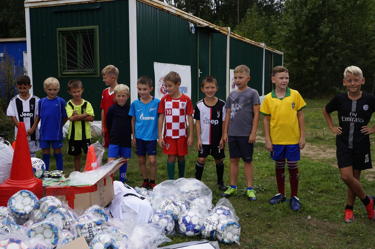 Юные сосновоборские футболисты получили в подарок новые мячи и спортивную форму на 800 тысяч рублей