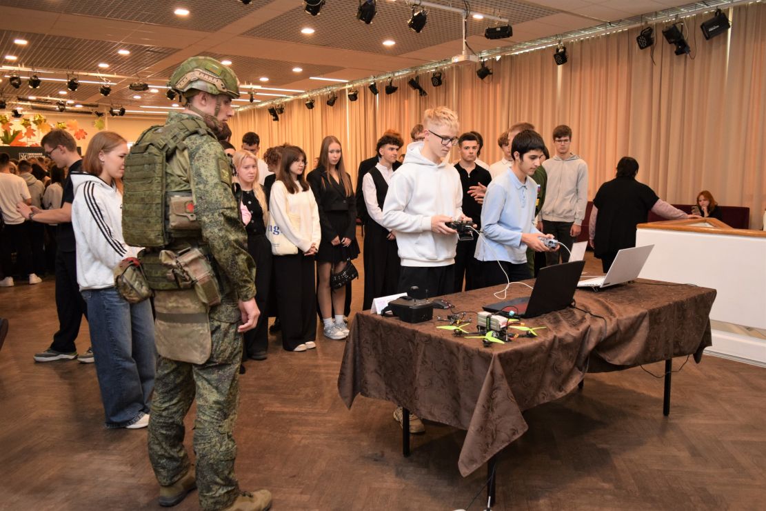 В Сосновом Бору молодежи рассказали о военном образовании и перспективных профессиях