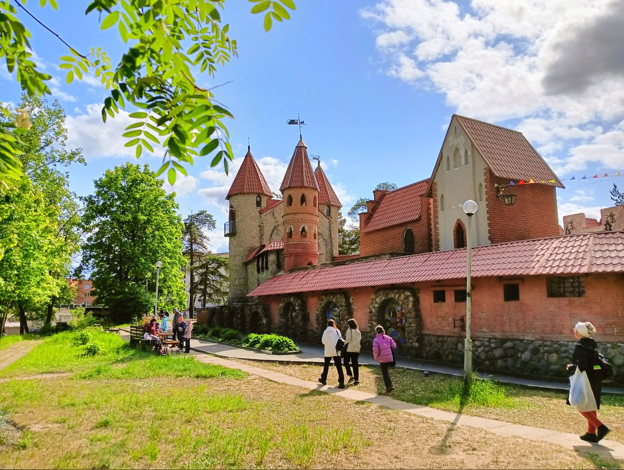 Фоторепортаж: сказочный замок Андерсенград отметил 43-й день рождения