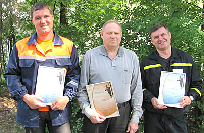 Cлева направо: С. Горлов (электромонтер), В. Зацепин (руководитель команды, инженер по охране труда), О. Рогов (дежурный электромонтер)