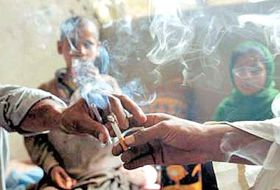 Дымок сигареты порою становится началом приобщения к наркотикам