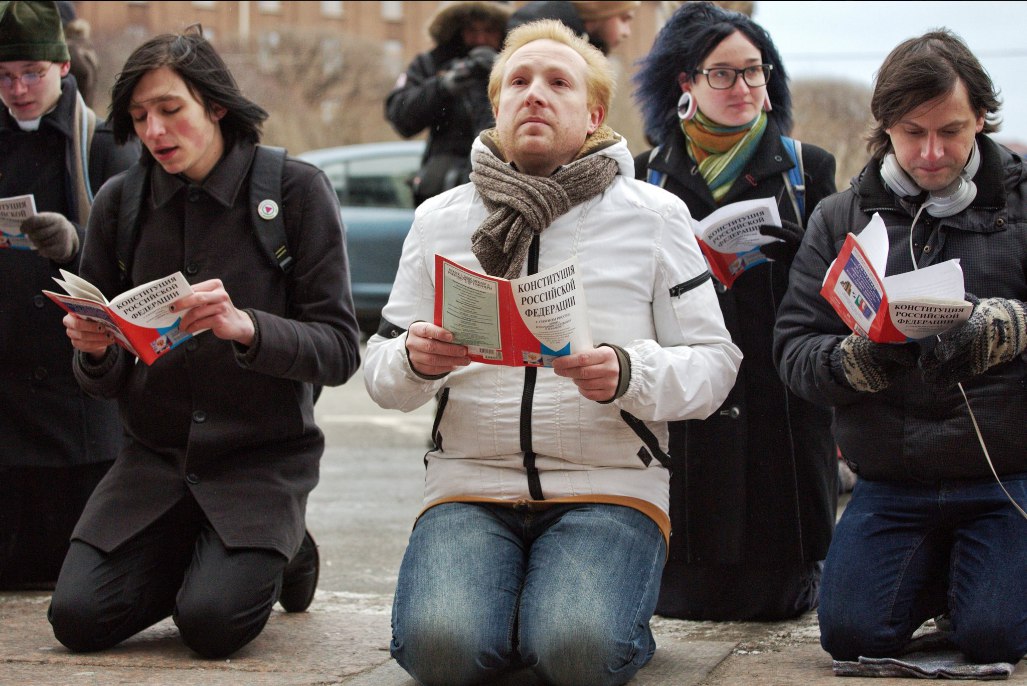 Активисты читали Конституцию у Исаакиевского собора, стоя на коленях