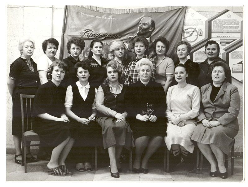 Нина  Матюхина (третья  справа) с коллективом Сберкассы, 1985 год