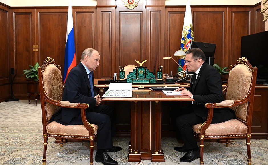 Встреча с руководителем госкорпорации «Росатом» Алексеем Лихачёвым 4 августа / фото: www.kremlin.ru/