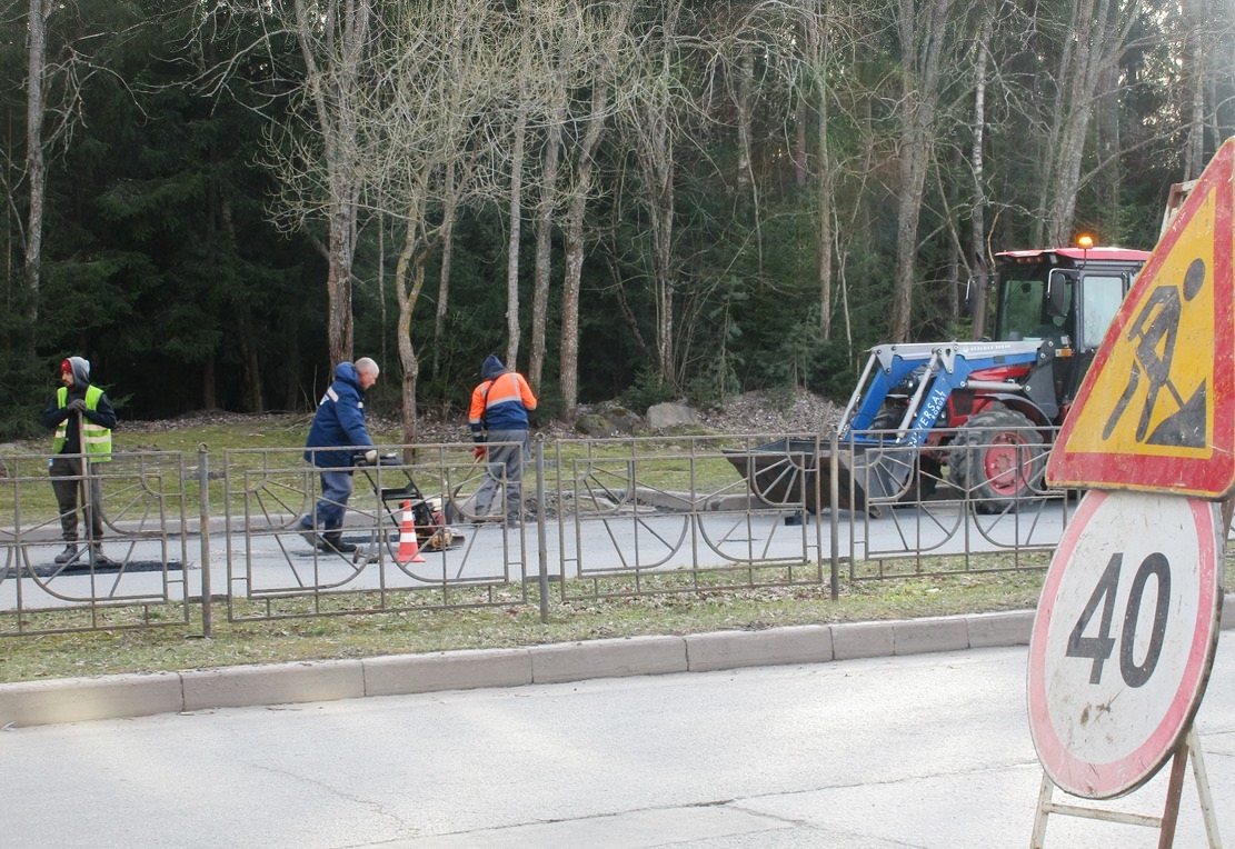 На пороге апреля. В Сосновом Бору проводят ремонт дорог, уборку зимнего мусора, замену светильников