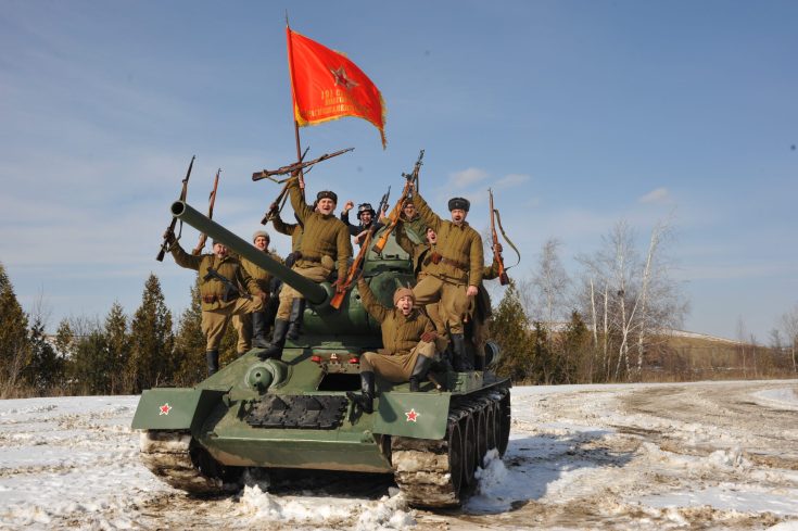 Реконструкторы 191-й стрелковой дивизии на танке