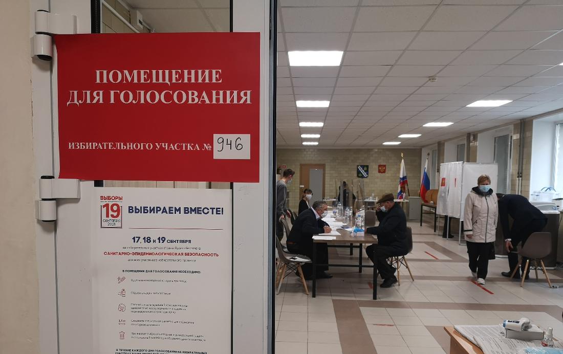 На избирательных участках Соснового Бора — первые голосующие / фото: пресс-центр городской администрации