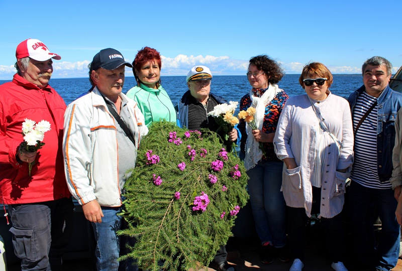 Цветы на воде Финского залива — в память о погибших моряках