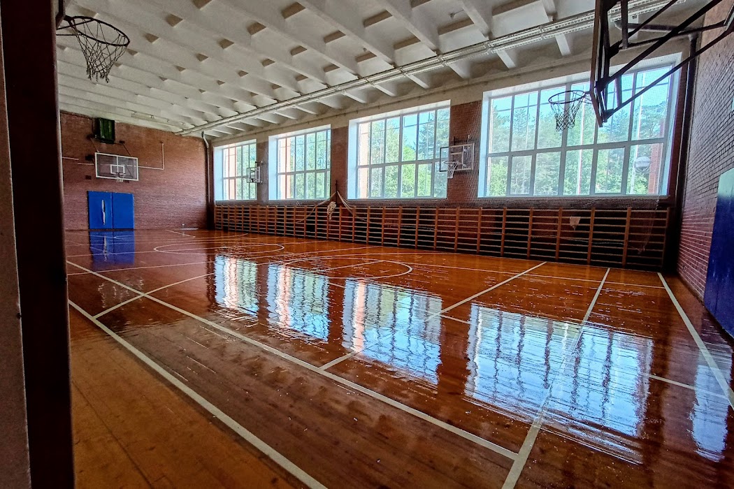 Спорт внутри и снаружи: в школах Соснового Бора ремонтируют спортзалы