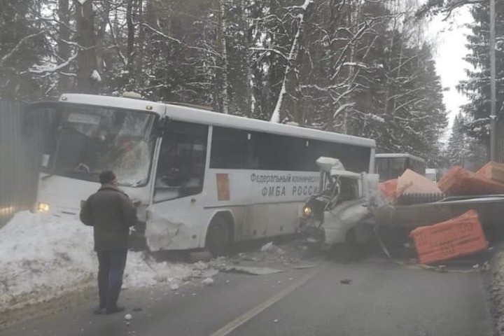 Автобус ФМБА, перевозивший 40 медиков, столкнулся с грузовиком