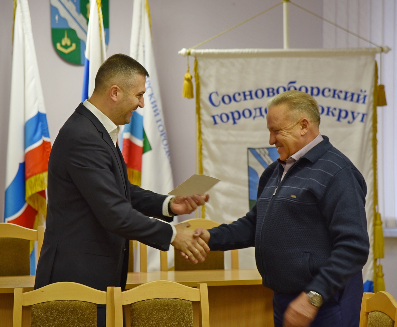 Глава Соснового Бора Михаил Воронков передал проект бюджета Соснового Бора на ближайшие три года в совет депутатов