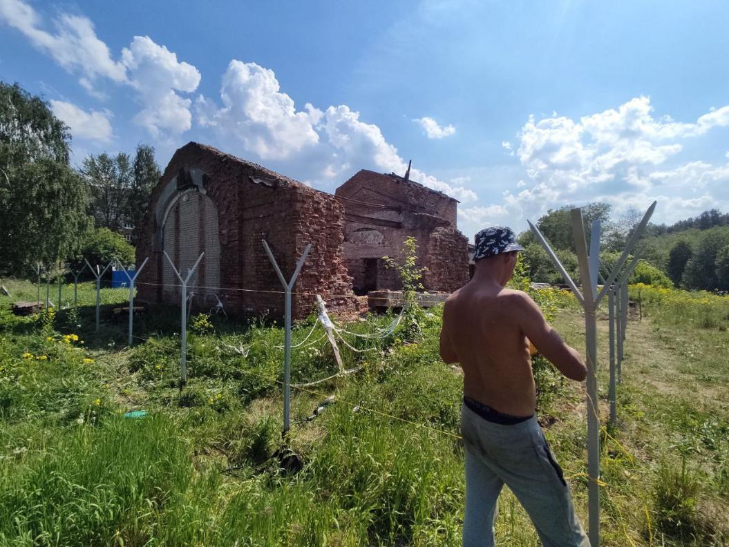 Бывшую водокачку в сосновоборском Заречье огораживают | 31.05.2024 |  Сосновый Бор - БезФормата