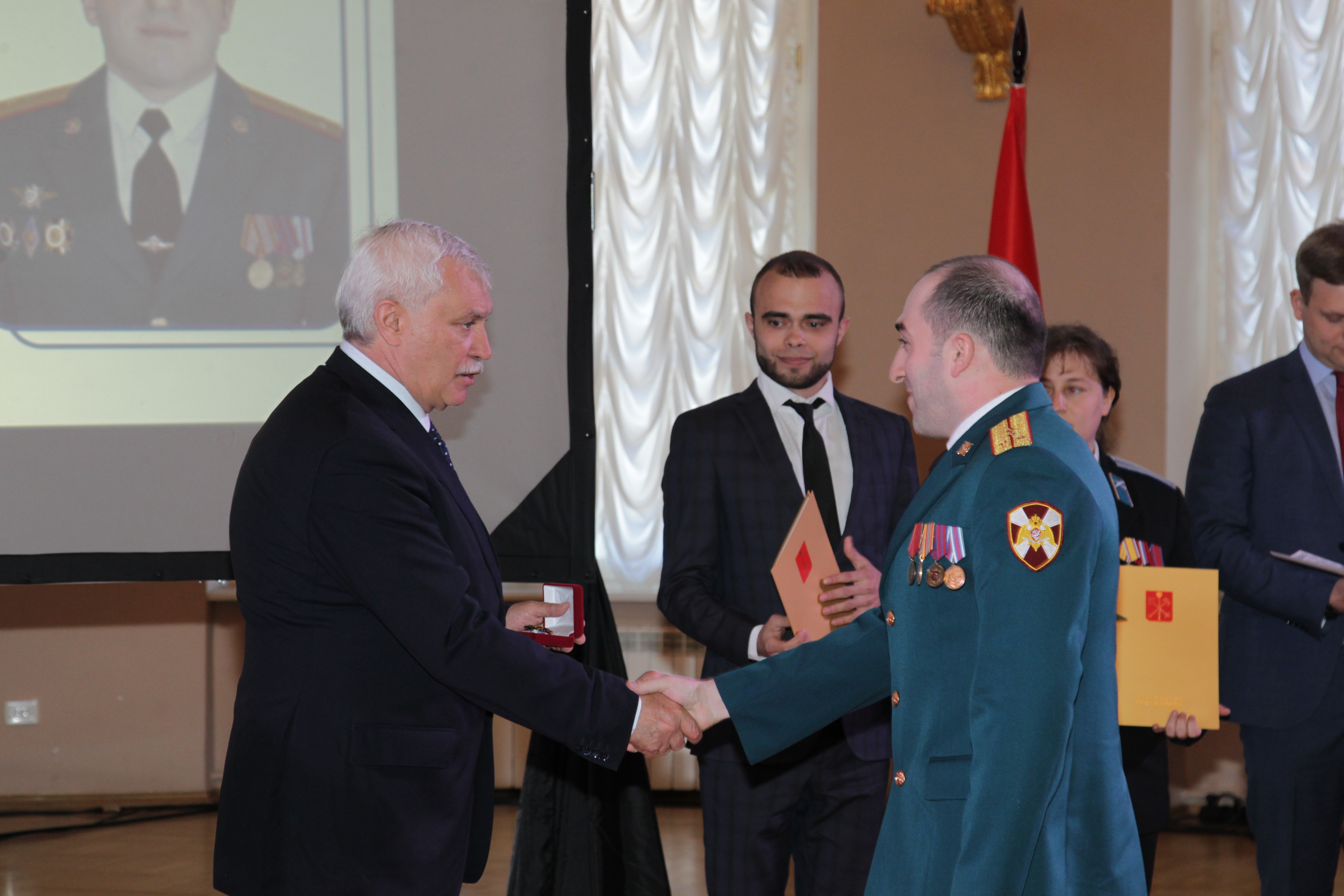 Губернатор Петербурга поблагодарил военнослужащего из Соснового Бора Мурада Ахмедханова  и вручил ему денежную премию
