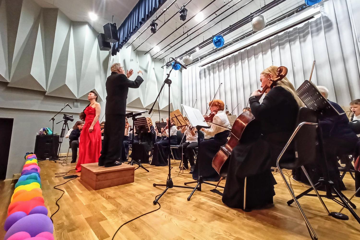 В Сосновом Бору симфонический оркестр школы «Балтика» дал концерт в честь своего 20-летия