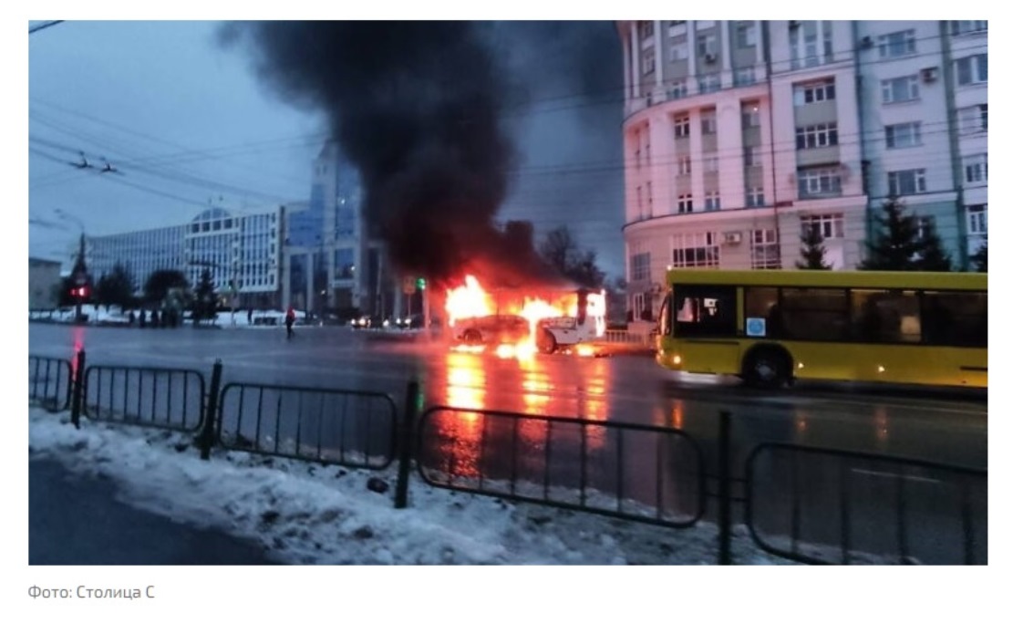 Автобус полностью сгорел после яркой вспышки в центре столицы Мордовии