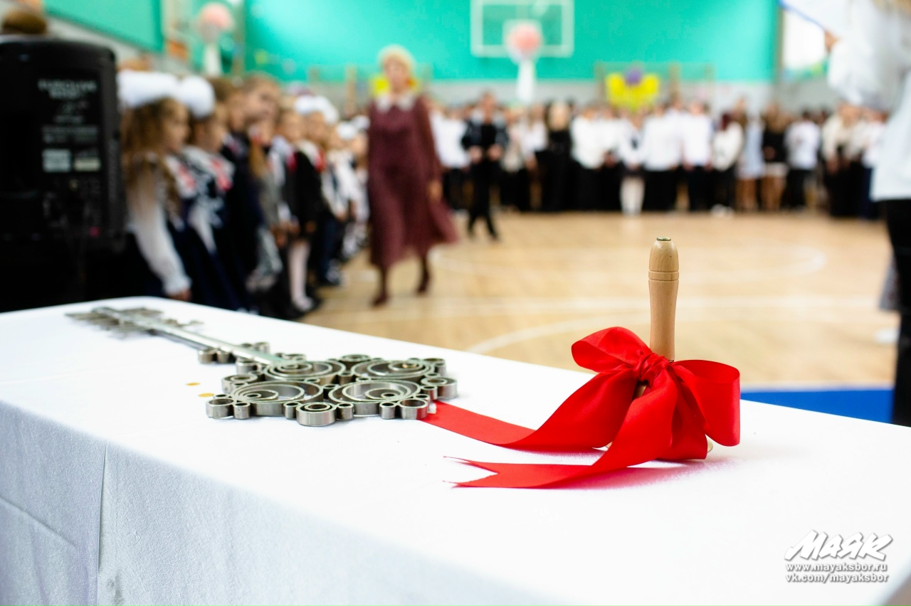 Записаться в 1 класс и приобрести путевку в лагерь.  В апреле начинается прием заявлений 