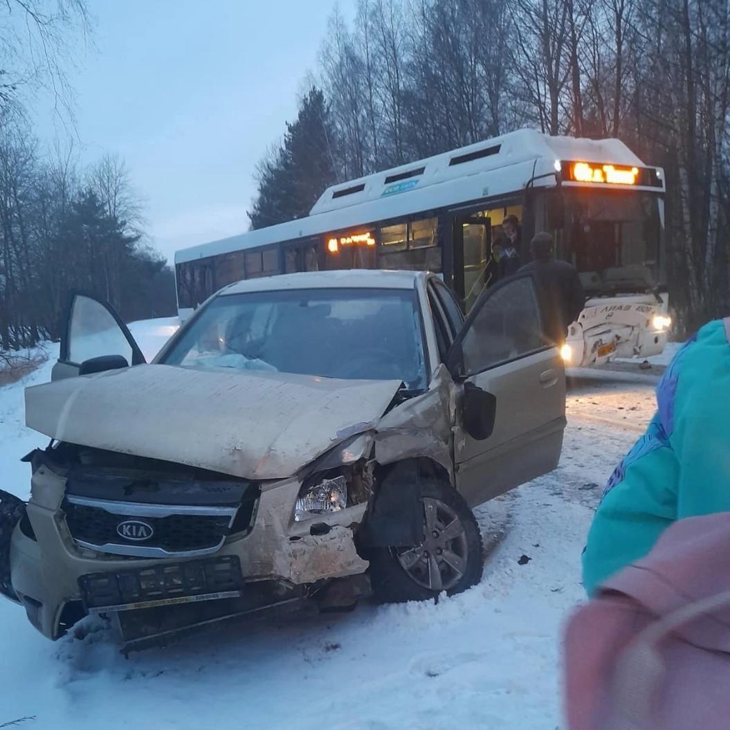 401 автобус попал в лобовую аварию с легковушкой в районе Шепелёво. Рассказывает очевидец
